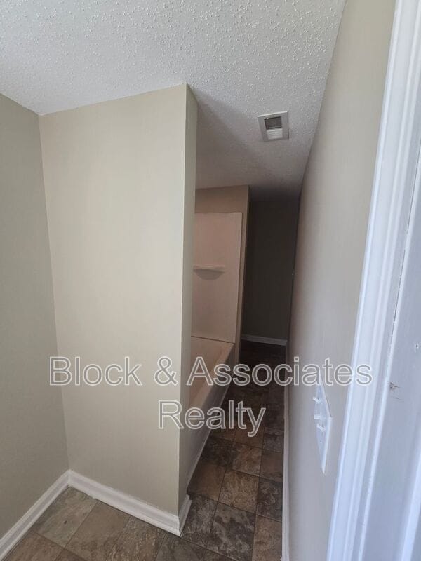 Building Photo - 601 Huger St