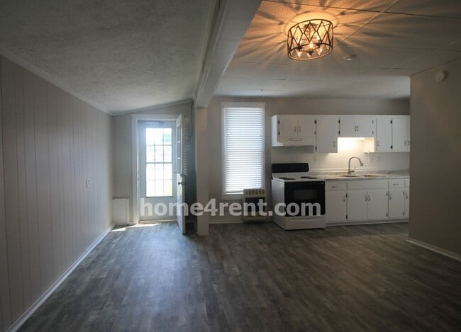 Building Photo - Updated Strawberry Hill Bungalow So much new