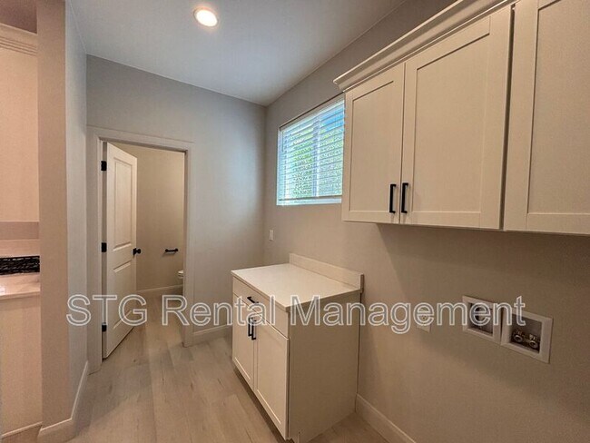 Building Photo - 840 Twin Lakes Dr