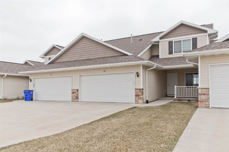 Building Photo - 1202 Cres View Dr NE