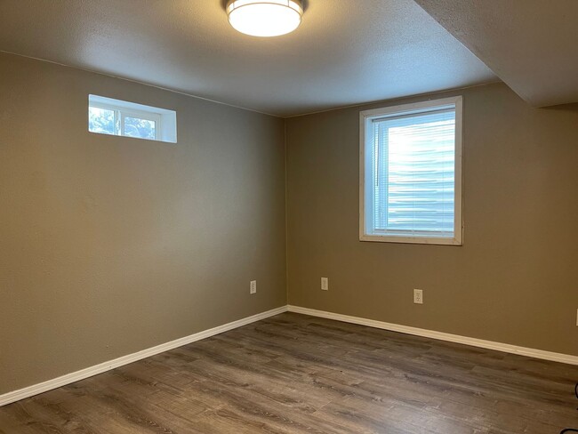 Building Photo - Updated 3 Bedroom Duplex in Northwest Spokane