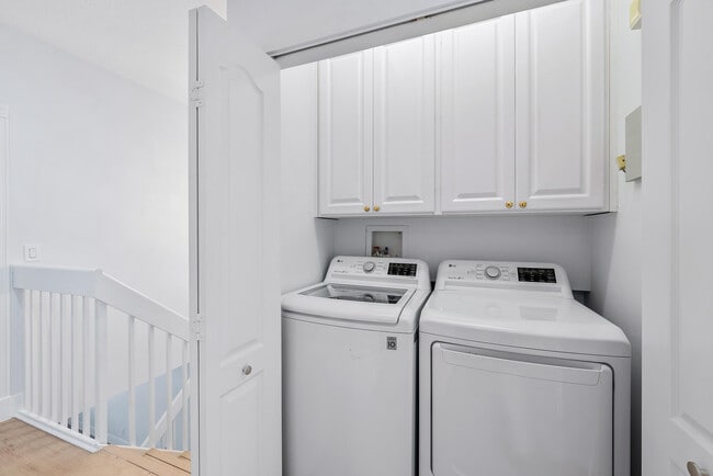 Building Photo - 130 Day Lily Dr