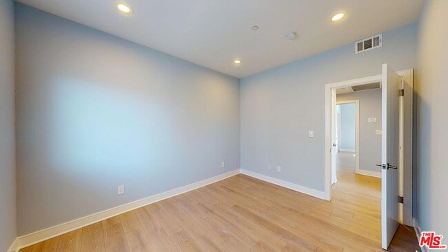 Building Photo - 146 1/2 Rosemont Ave