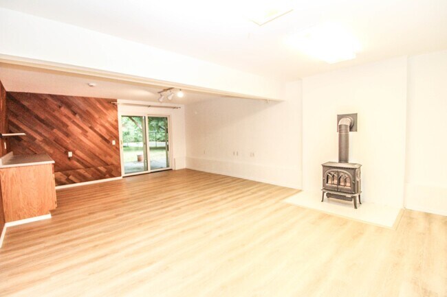 Building Photo - !! $3500 for 18 month lease !!  Private La...