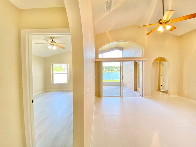 Building Photo - Beautiful Home with Water View in Waterford Lakes!