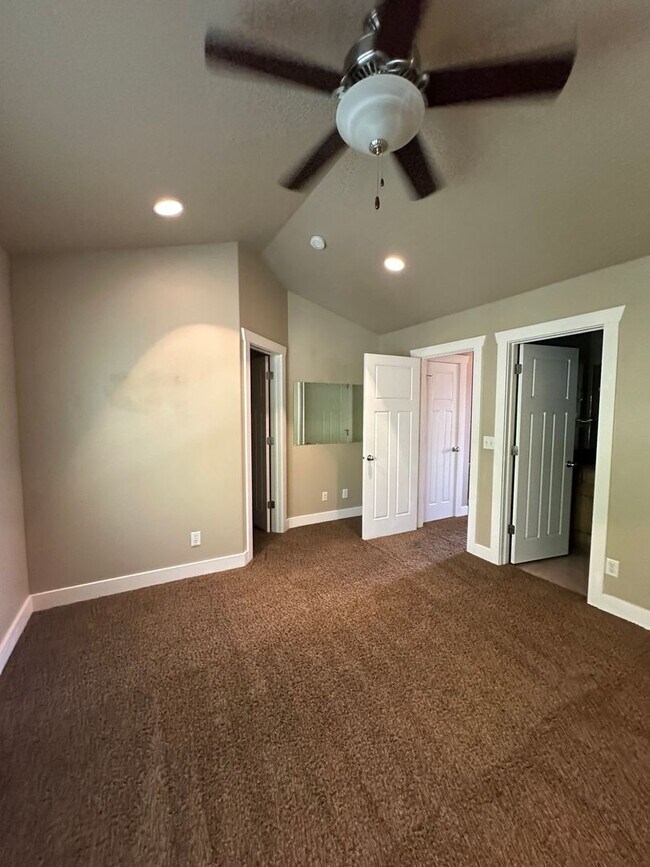 Building Photo - Dog friendly 3 Bedroom 2.5 Bath town home in Provo.