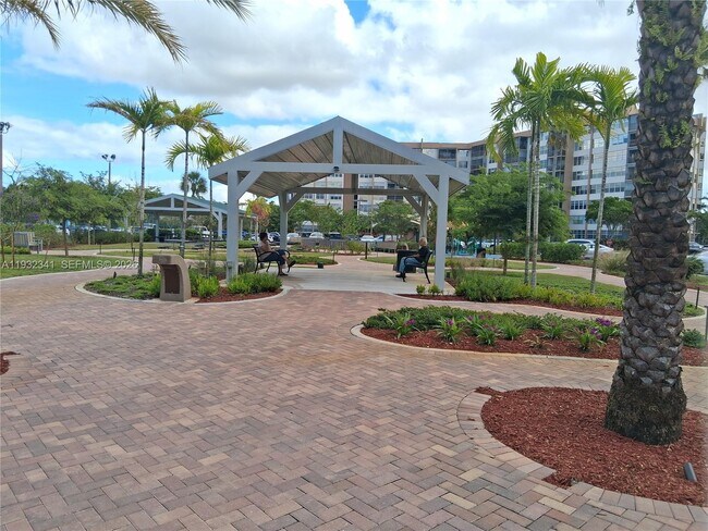 Building Photo - 1000 St Charles Pl