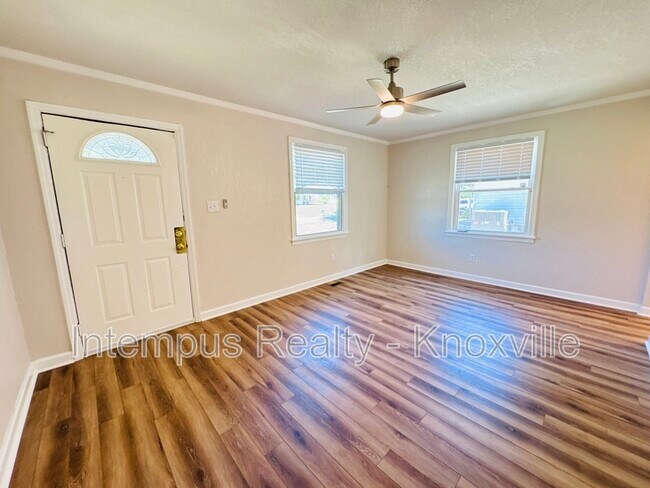 Building Photo - 3222 Selma Ave