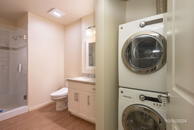 Building Photo - Available April 5th!  2 bedroom, 2 bath, 1-parking condo unit at The Cove Waikiki