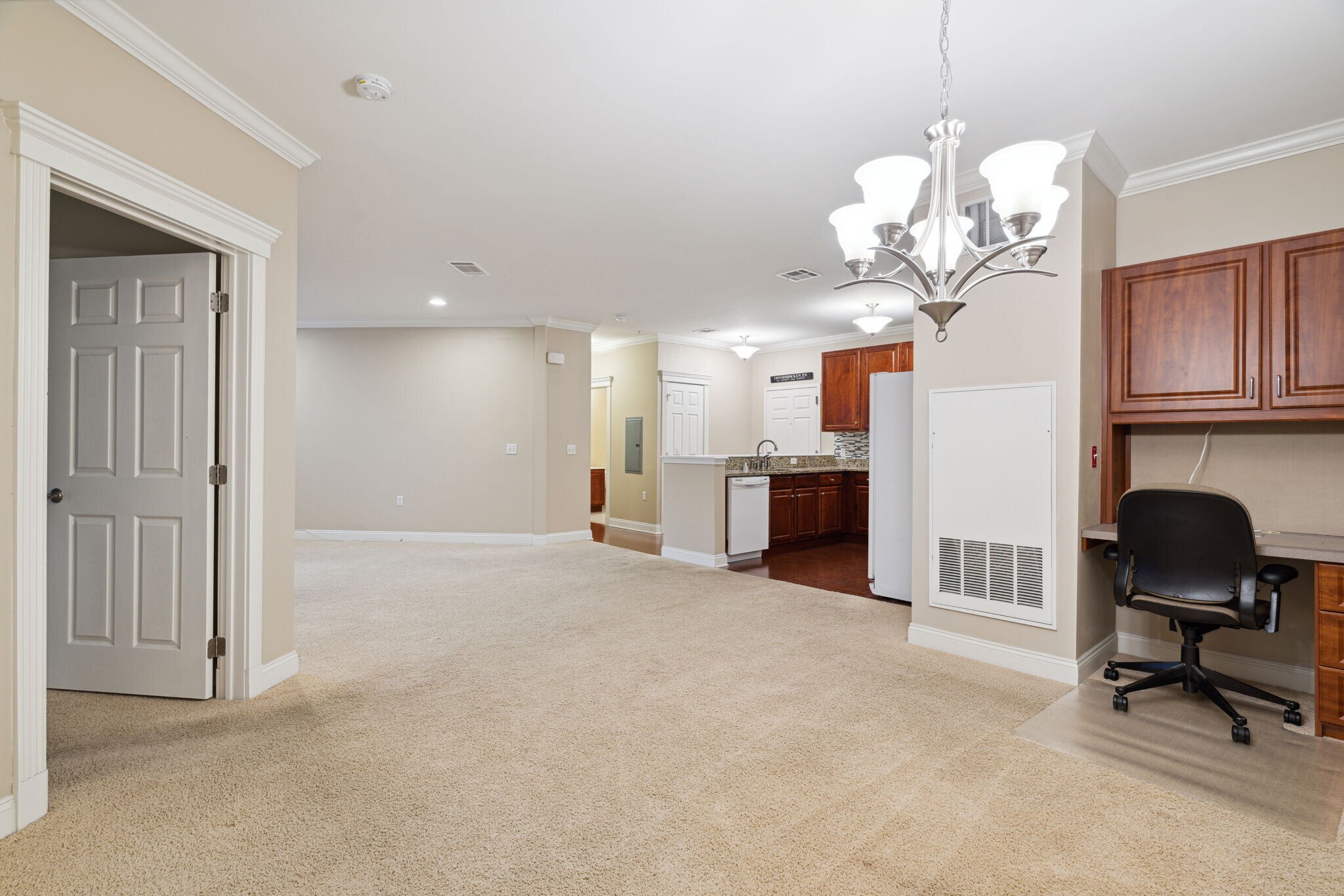 Building Photo - 300 W Elm St