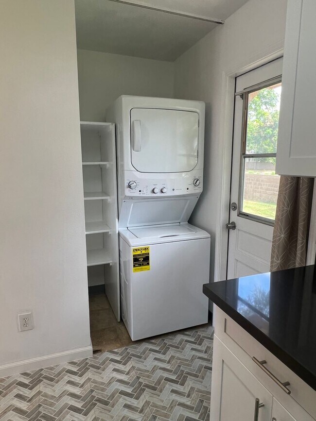 Building Photo - Kulalani Village in Kapolei - 2 Bedroom 1.5 Bath 2 Parking Townhome Unit