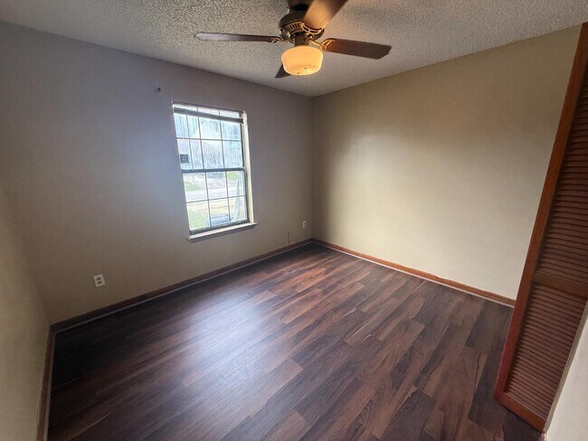 Building Photo - 5549 Cabot Dr N