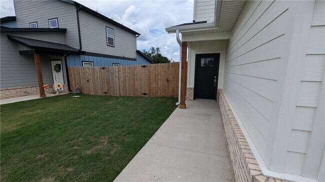 Building Photo - 1704-2-1602 SW Casuarina Dr