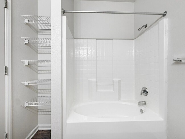 Building Photo - Grand Lakeside Escape: Spacious 3-Bedroom Retreat in Lakeshore Community