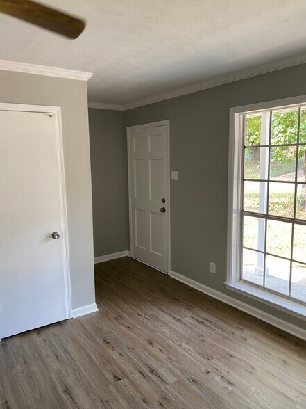 Building Photo - 1553 Vicksburg Dr