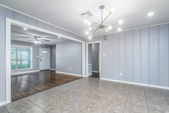 Building Photo - 4915 Hialeah Dr