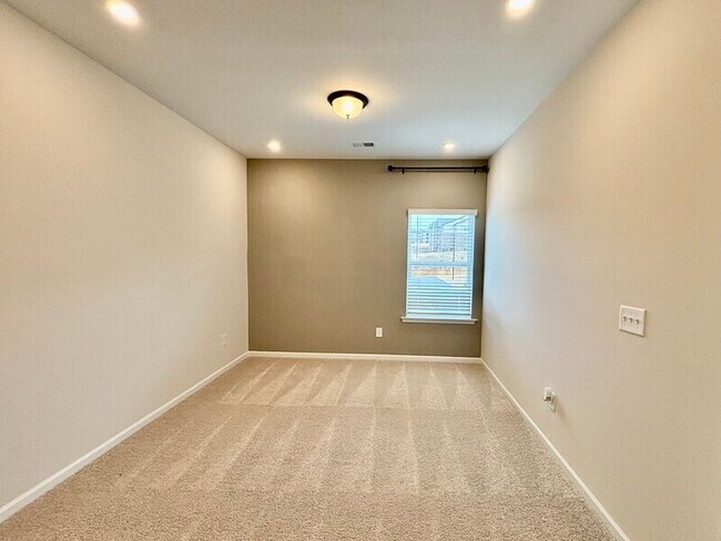 Building Photo - 401 Perth Dr