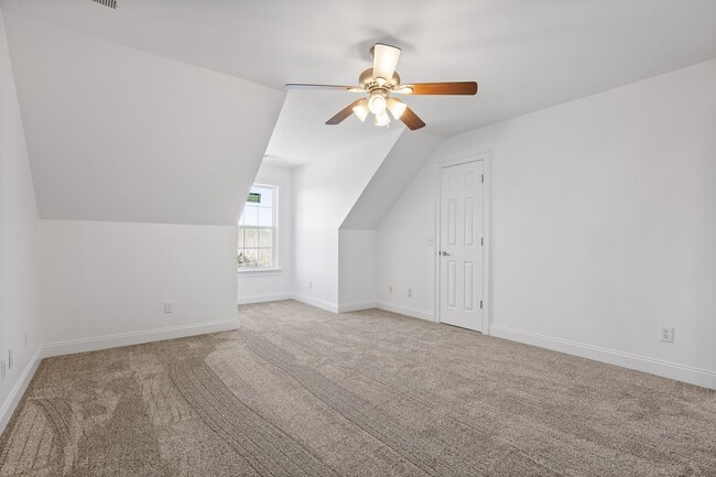 Building Photo - 3-bedroom 2-bathroom townhome now availabl...