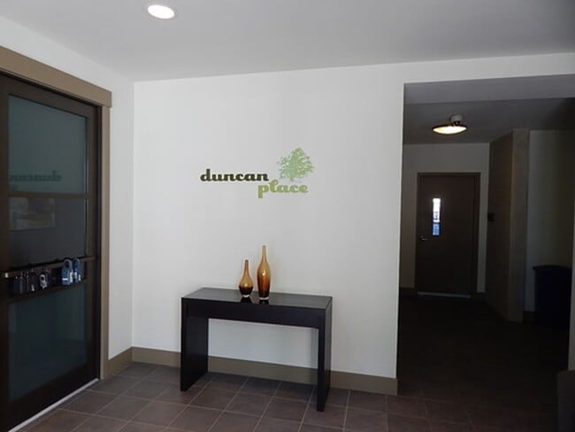 Building Photo - 1 bd 1 bath close to UW.  Water/Sewer/Garbage/Parking/Storage included