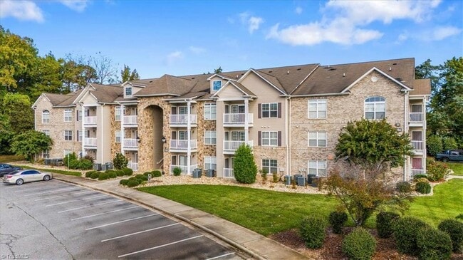 Building Photo - 7104 W Friendly Ave