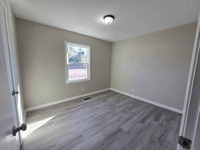 Building Photo - NEW LISTING!!!!!