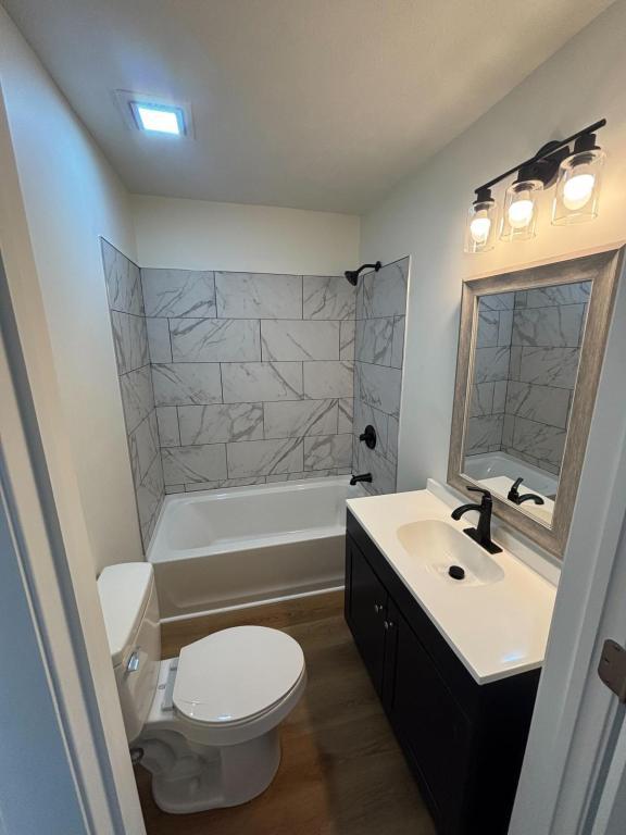 Building Photo - 909 E 1st St