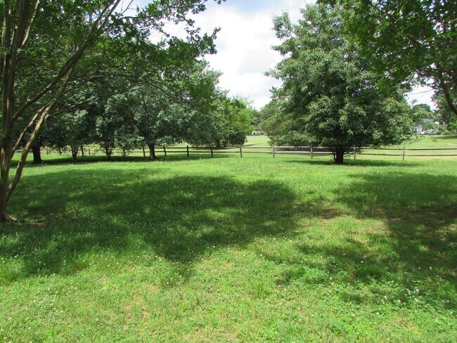 Building Photo - 2 Bed, 2 Bath Condo - Desirable Location -...