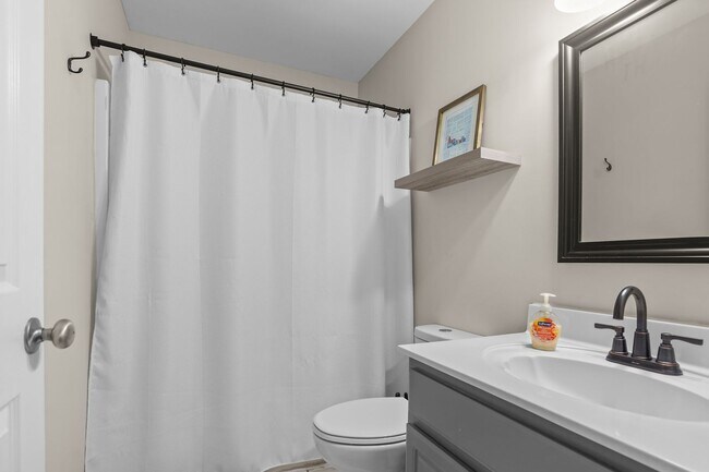 Building Photo - 914 Warren St