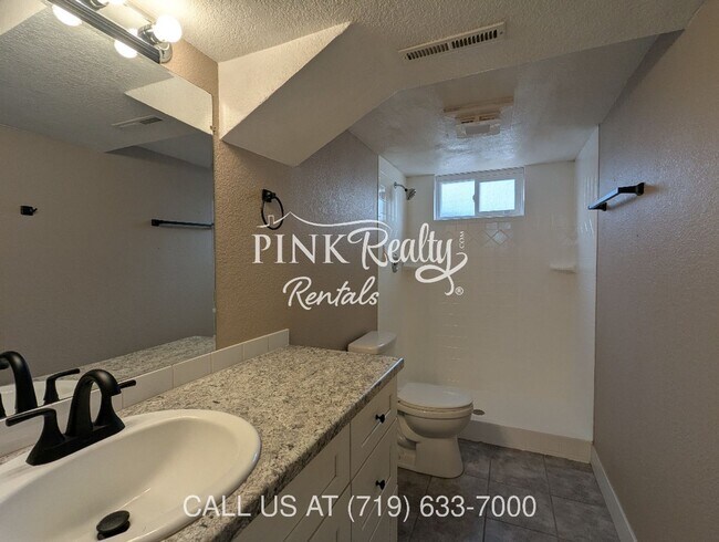 Building Photo - 2545 Lelaray St