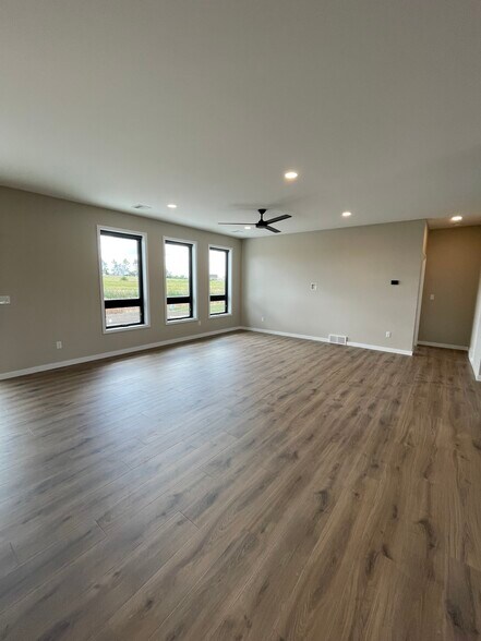 Building Photo - 328 E Blue Bell Dr