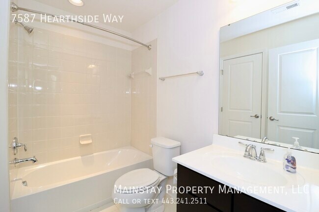 Building Photo - 3 Bedroom Townhome in Howard Square!
