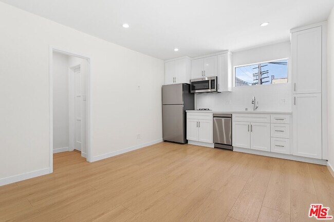 Building Photo - 345 N Sycamore Ave