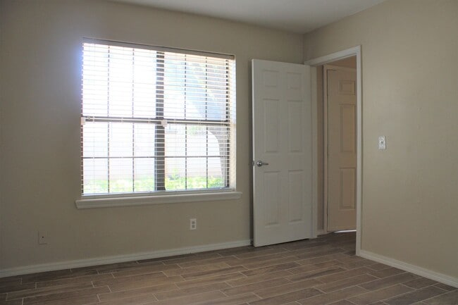 Building Photo - *** SPECIAL $300 OFF 1ST MONTH’S RENT***Available Now! Best Value in North OKC – Comfortable Cond...