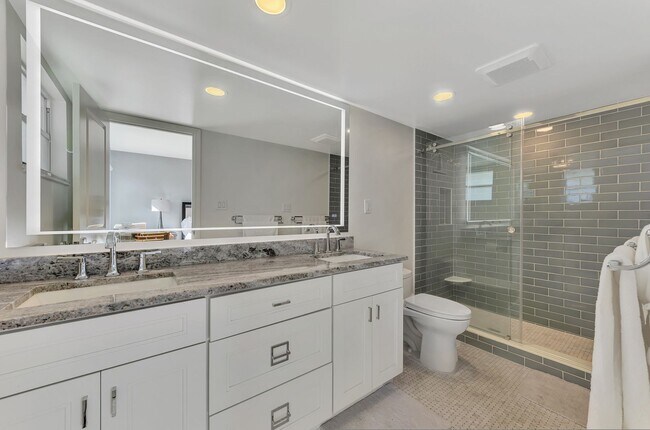 Building Photo - LUXURY LONGBOAT LIVING AT IT’S FINEST! AVA...