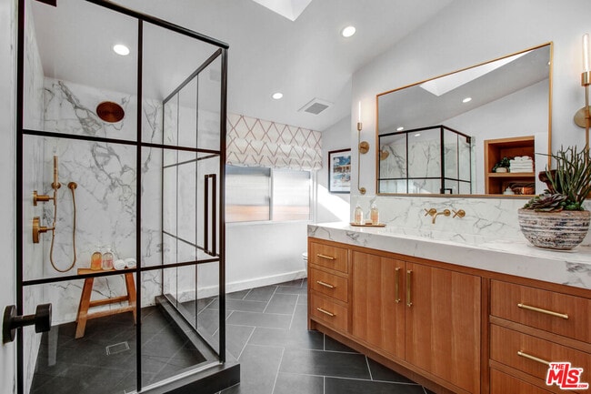 Building Photo - 6440 Rhea Ave