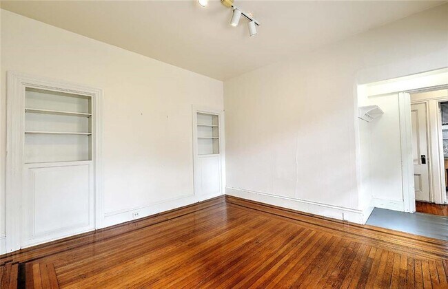 Building Photo - 26 Larch St