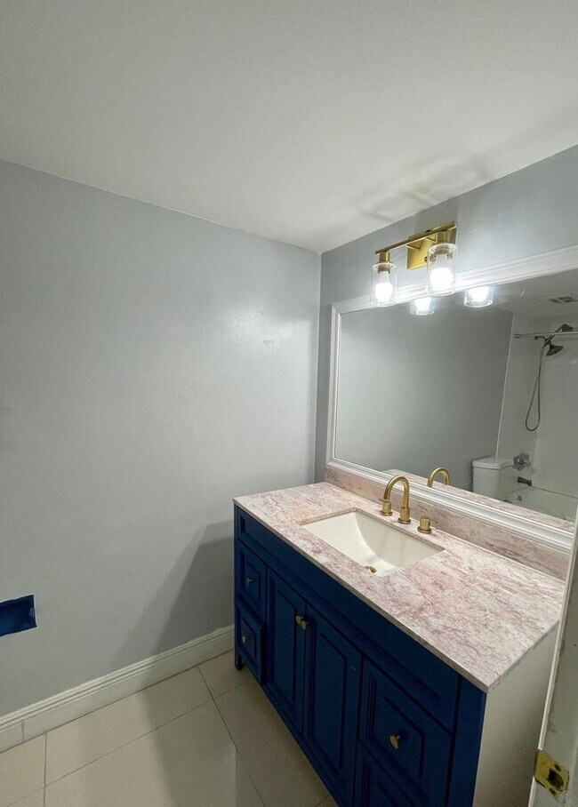 Building Photo - Charming Apartment in Fort Lauderdale