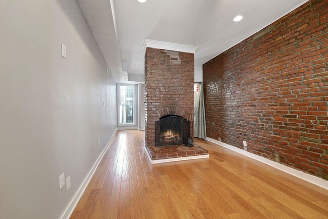 Building Photo - 2 Bedroom 1 Bathroom Townhouse // H-Street...