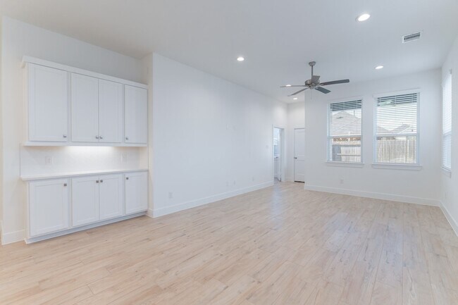 Building Photo - 10747 Pine Pink