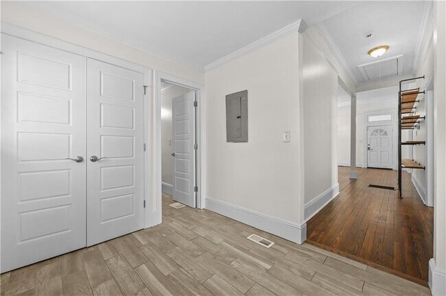 Building Photo - 470 Kelly St SE