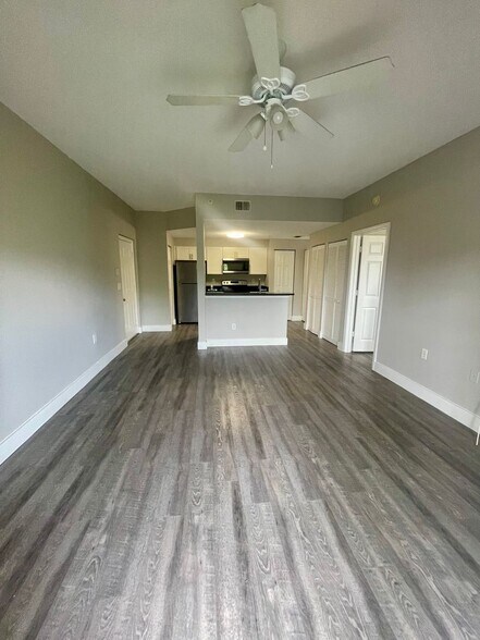 Building Photo - 1 Bedroom / 1 Bath Condo in Gated Community.