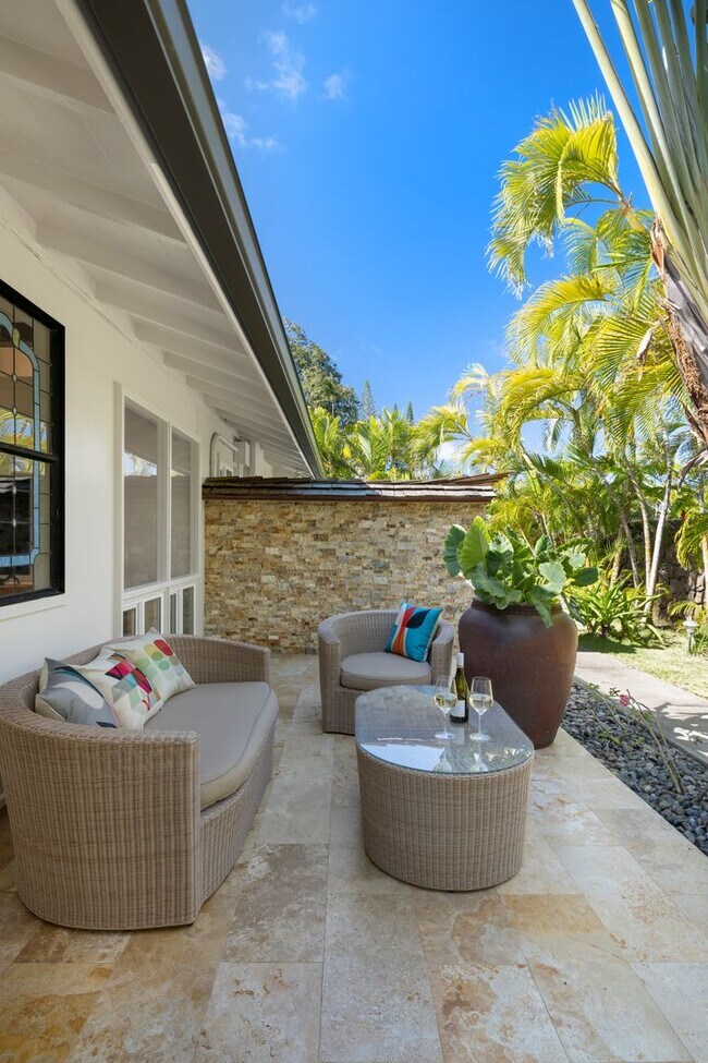 Building Photo - Large 6 Bedroom/5 Bathroom Home on Quiet Kailua Private Lane with Heated Pool and Spa Available 8...