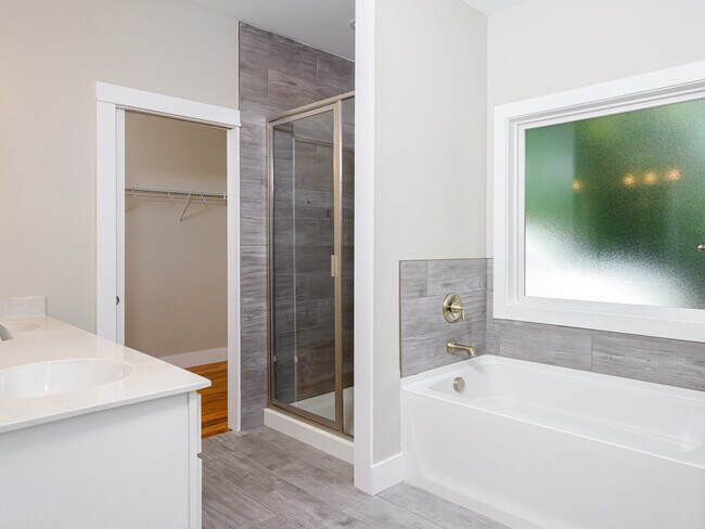 Building Photo - 27 W Chapel Rd