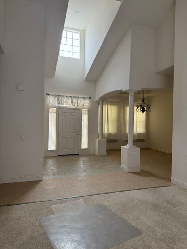 Building Photo - Beautiful 3 bed home with 3 car garage in Indian Hills behind Target