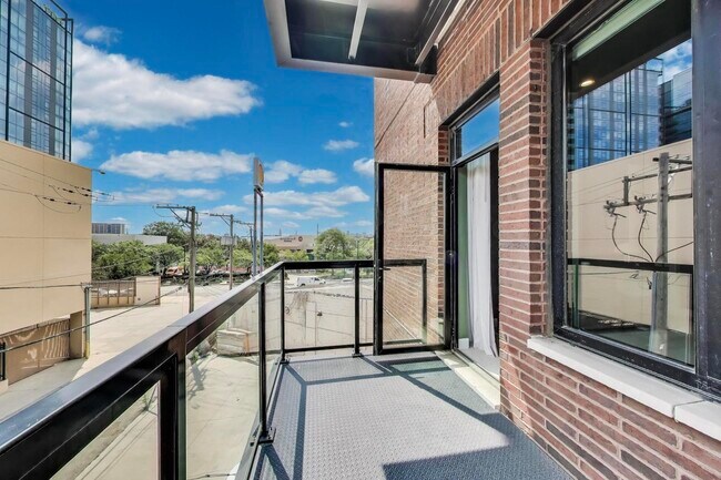 Building Photo - 323 S Racine Ave