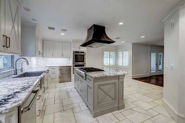 Building Photo - 14123 Carolcrest Cir