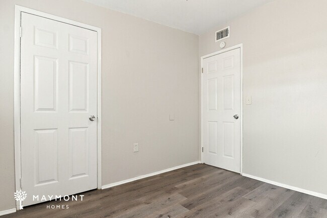 Building Photo - Charming Largo Home