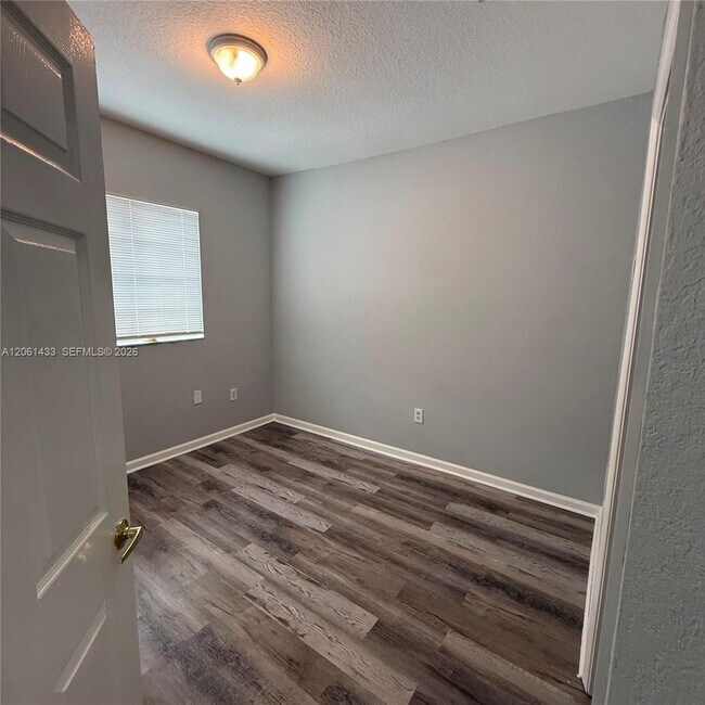 Building Photo - 8811 S Isles Cir