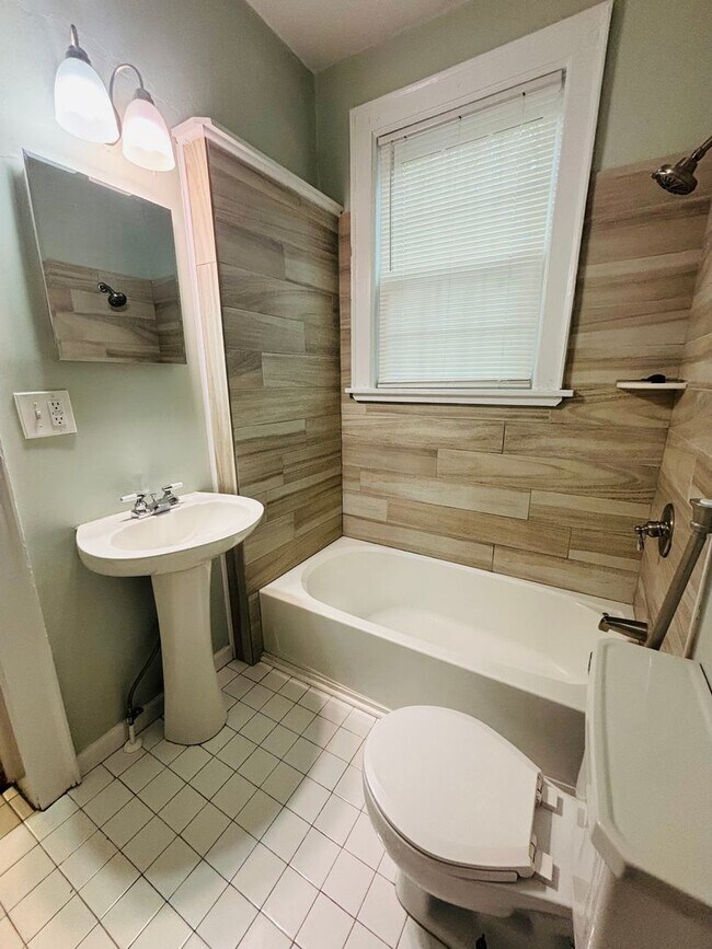 Building Photo - MOVE-IN READY & AVAILABLE NOW!