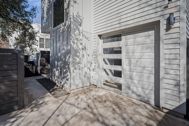 Building Photo - 4712 Reyes St